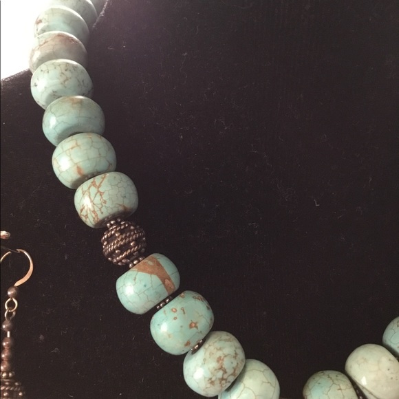Turquoise beaded necklace with beaded earrings - Picture 3 of 6